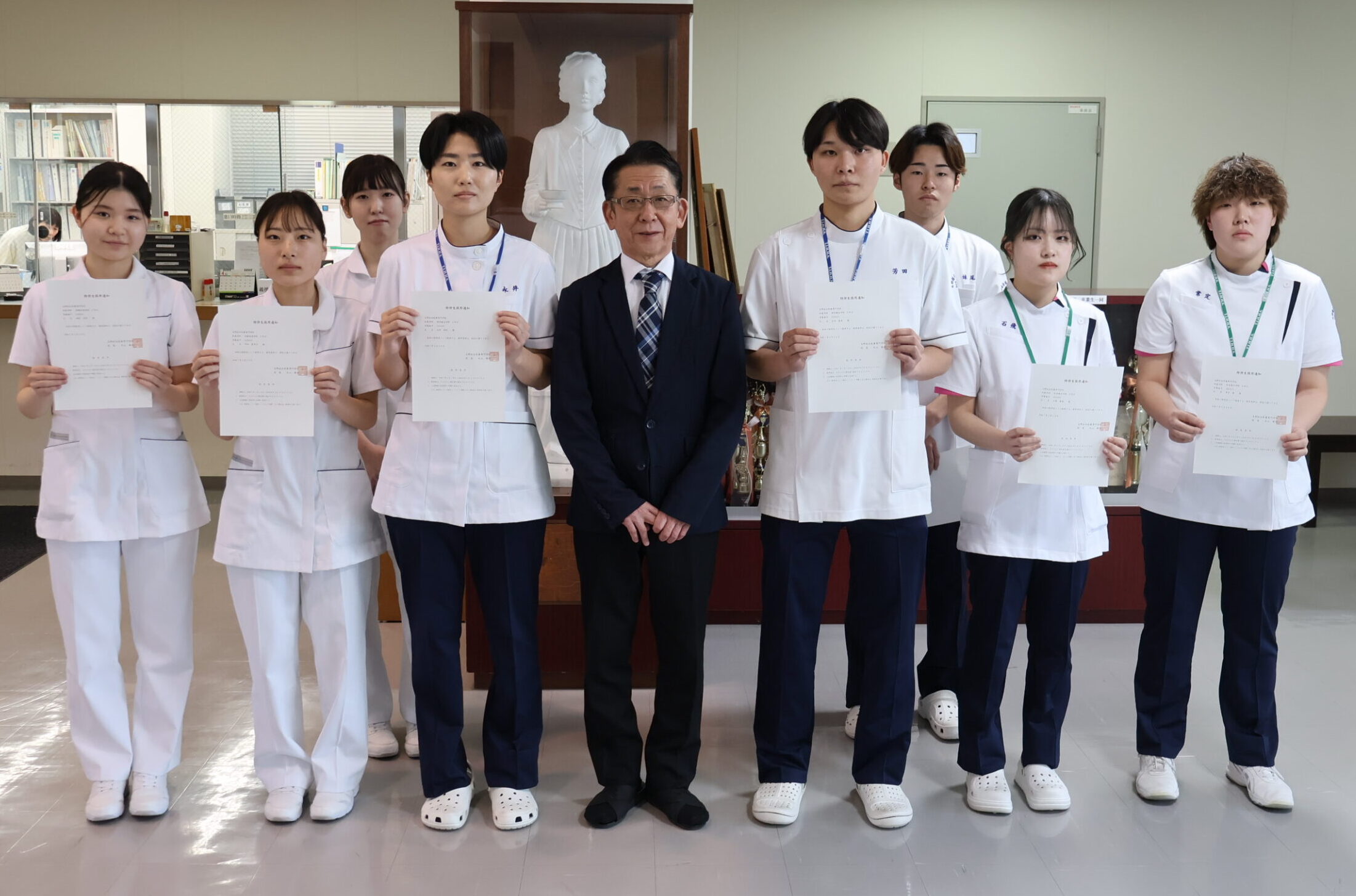 在学生特待生授与式を執り行いました