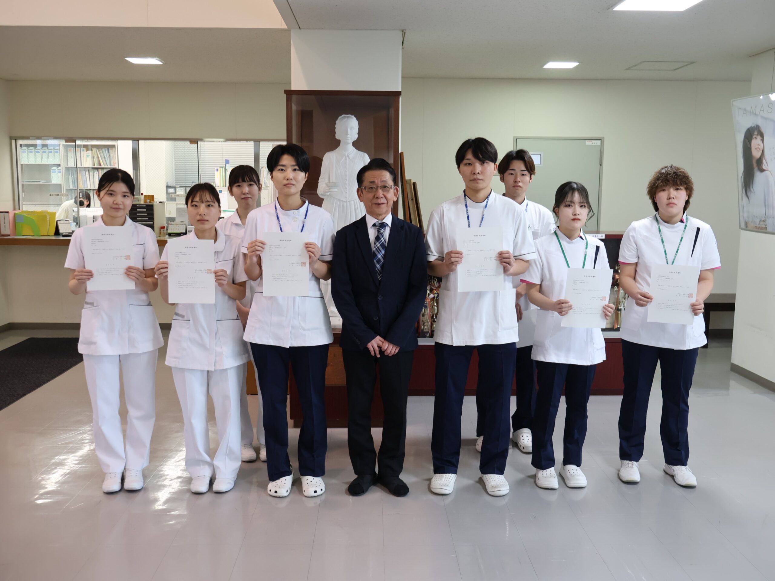在学生特待生授与式を執り行いました