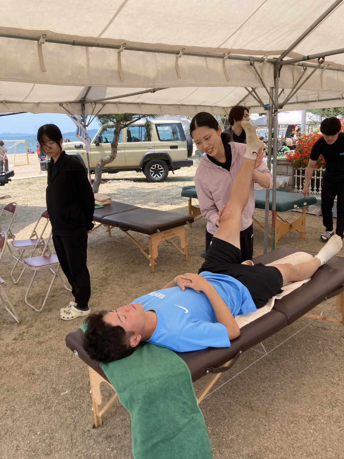 【地域連携で貢献！】理学療法学科が「第20回たまの渋川ビーチサッカー6月大会」でトレーナーサービスを実施！